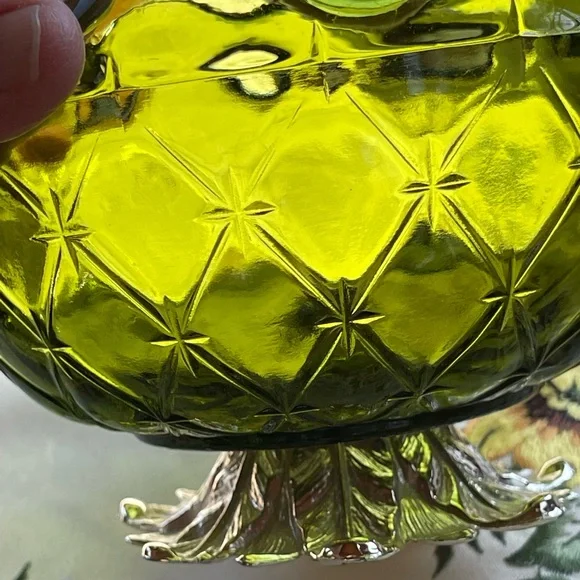 Avocado green bowl w/brass base, pineapple motif 1970s vintage - Picture 6 of 10